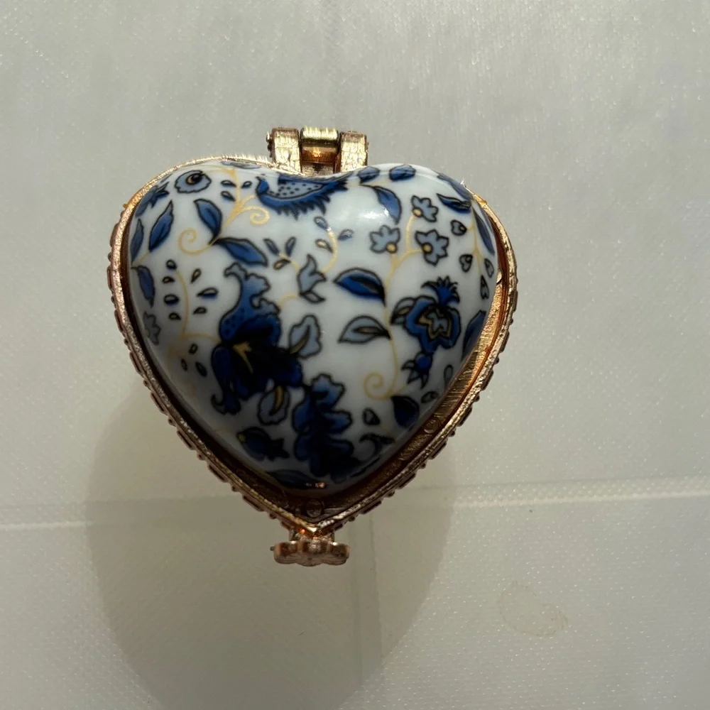 🔴New Set Of 3 Porcelain Tricket Boxes, Blue & White & Multicolored Butterflies - Picture 3 of 7